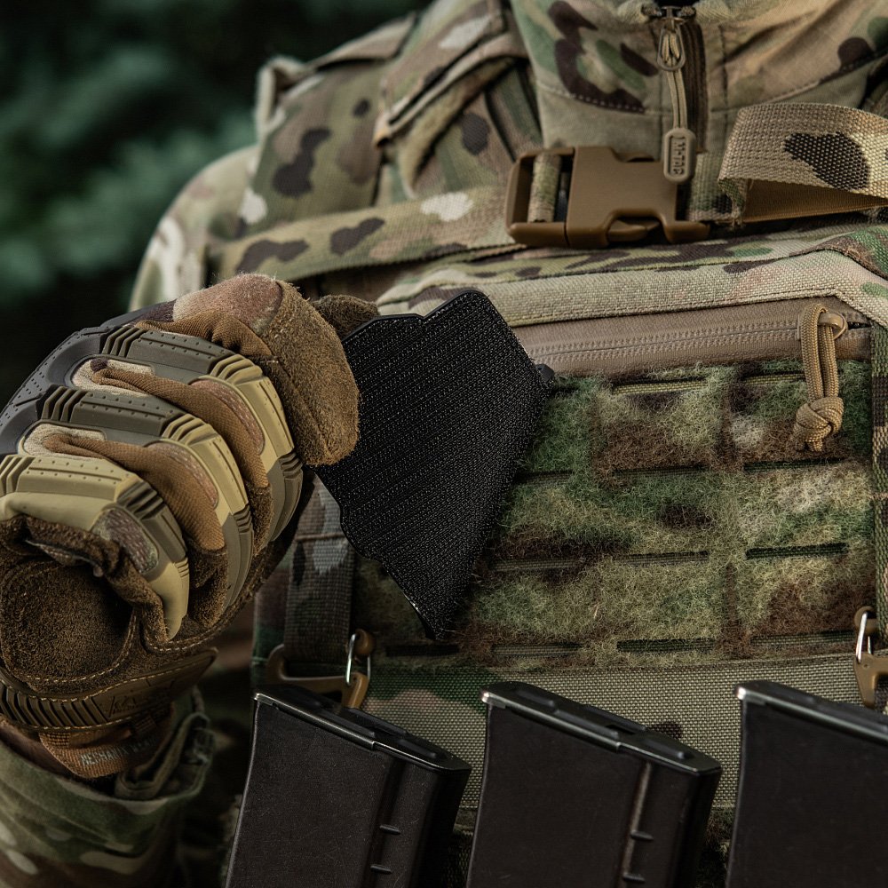 himars-patch-removal-action Removing HIMARS PVC patch from plate carrier Velcro surface